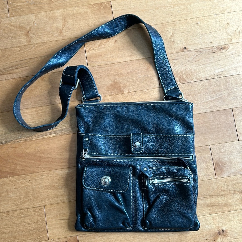 Black genuine roots Canadian villager leather cross body purse great condition